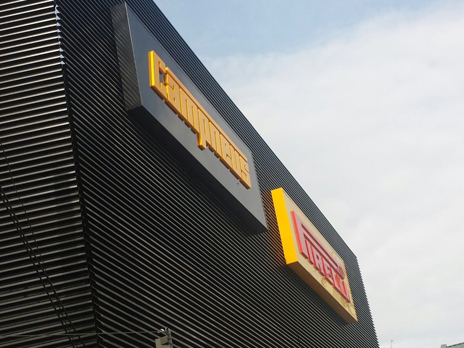 Fachada centro comercial panel Aluacero Lacado negro Brasil