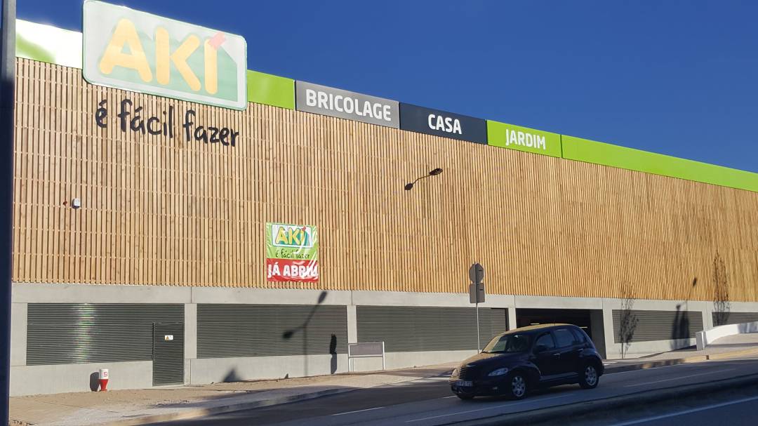 Rejilla de ventilación fabricada con Panel Aluacero en farmacia en Niza, Francia 2